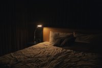 Dit licht in je slaapkamer bepaalt hoe goed je slaapt
